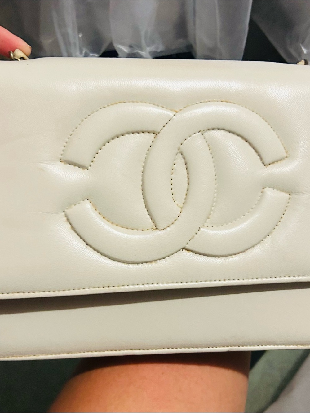 CHANEL Leather Shoulder Bag in Cream White